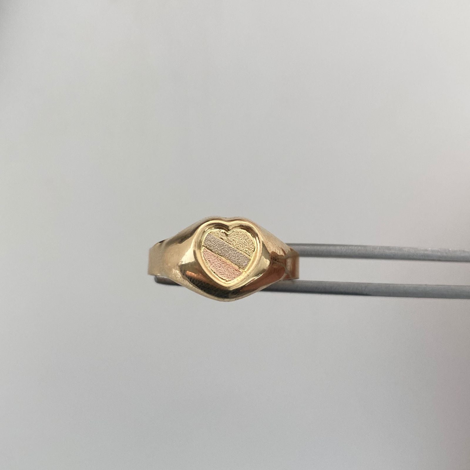 Anillo Corazon matte Tres oros 18k / Talla 7 1/2 / 1,8 Gr / 3,3 mm