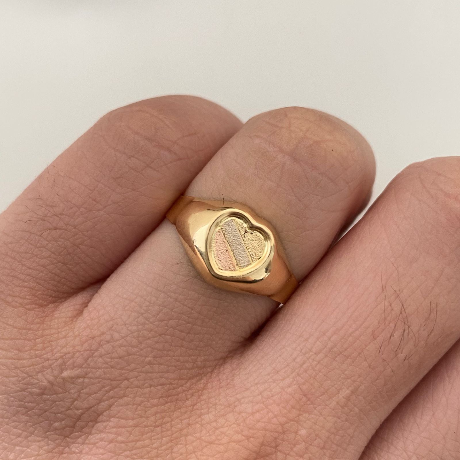 Anillo Corazon matte Tres oros 18k / Talla 7 1/2 / 1,8 Gr / 3,3 mm