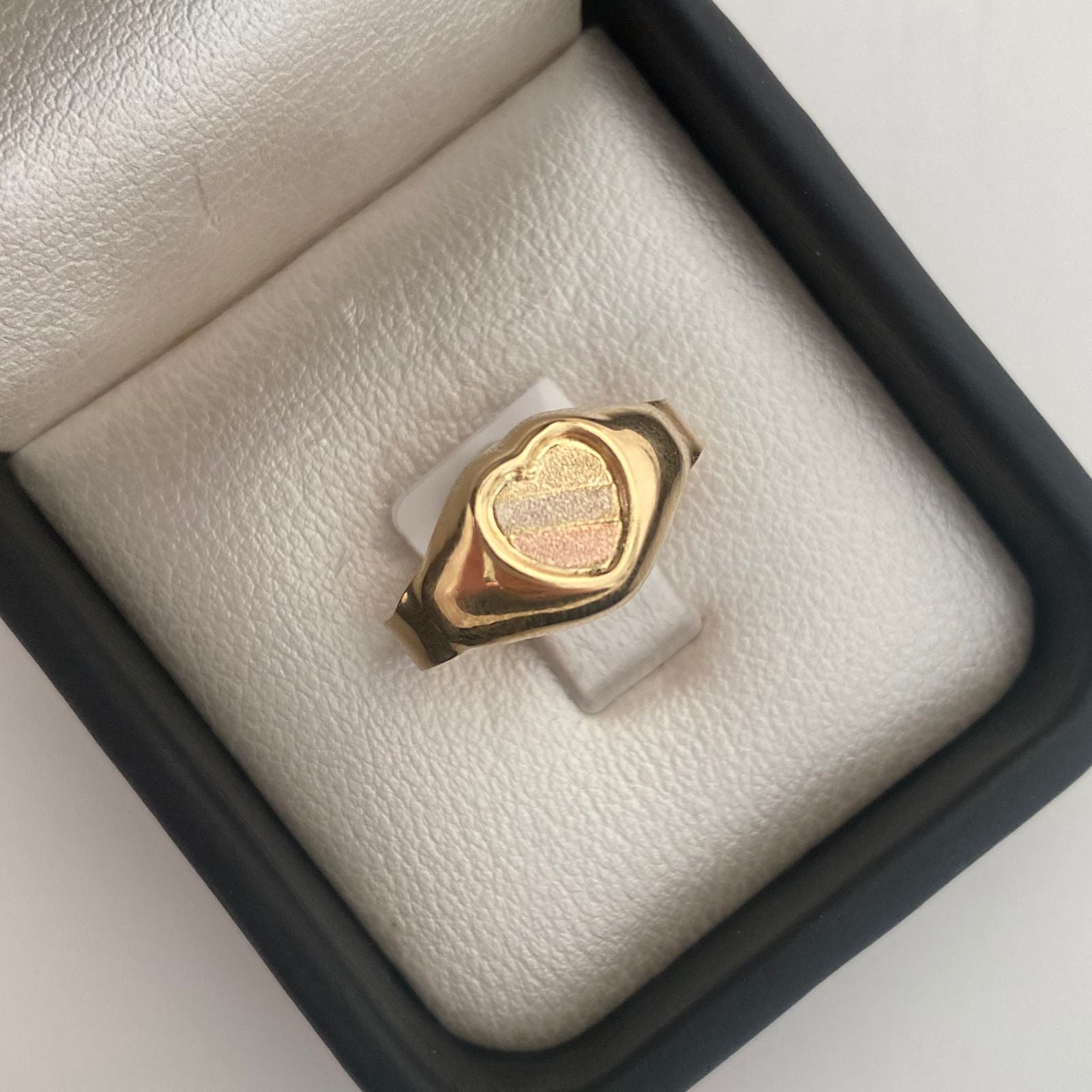 Anillo Corazon matte Tres oros 18k / Talla 7 1/2 / 1,8 Gr / 3,3 mm