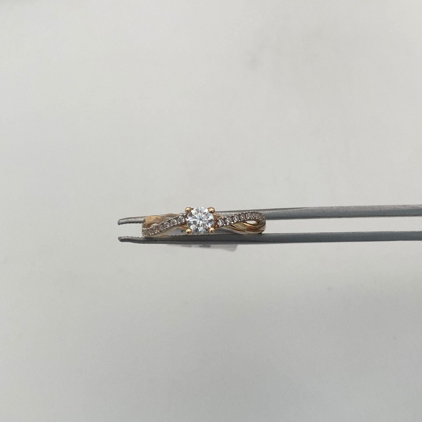 Anillo Solitario Casting Oro amarillo y Oro blanco 18k / Talla 7 / 2,05 Gr / 3,4 mm