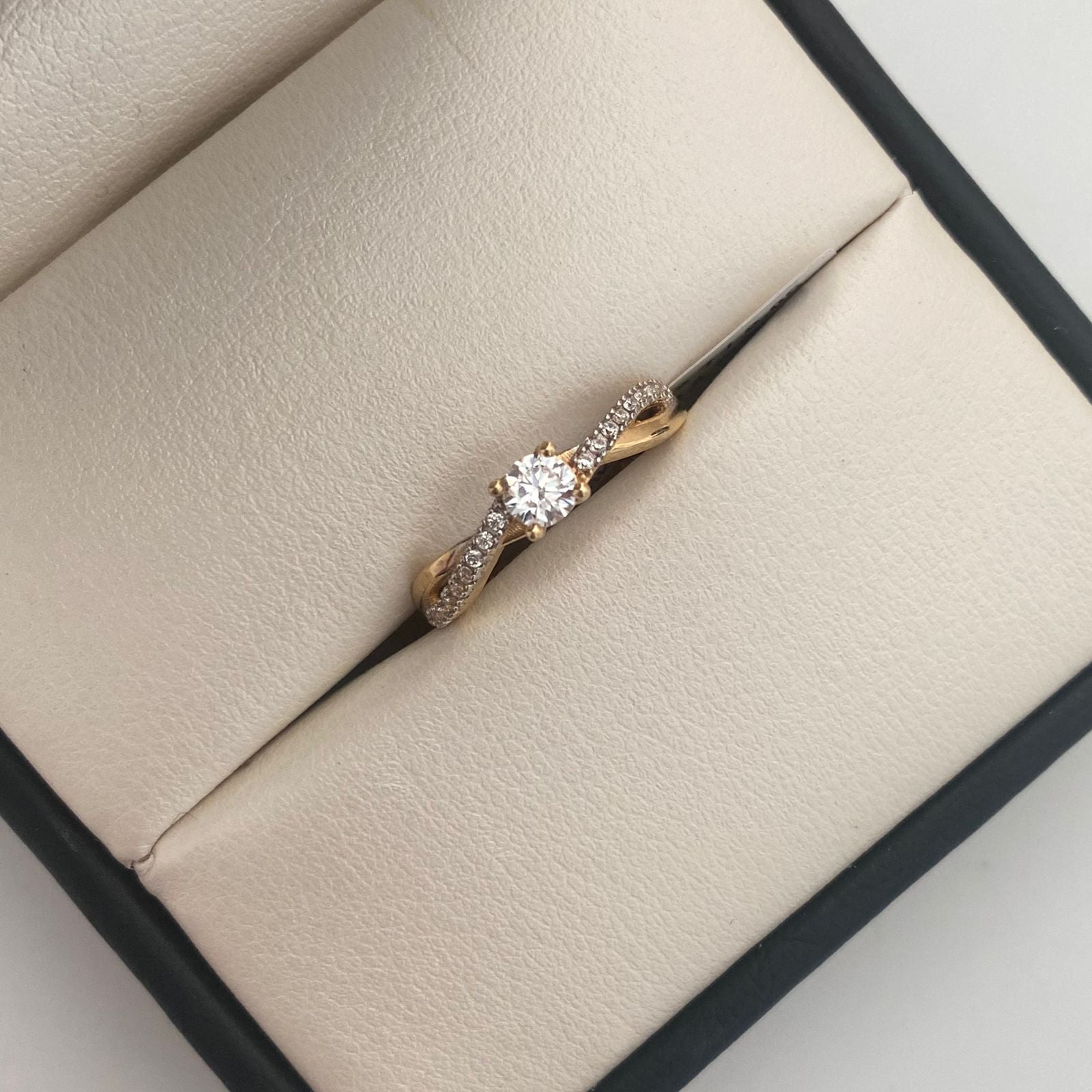Anillo Solitario Casting Oro amarillo y Oro blanco 18k / Talla 7 / 2,05 Gr / 3,4 mm