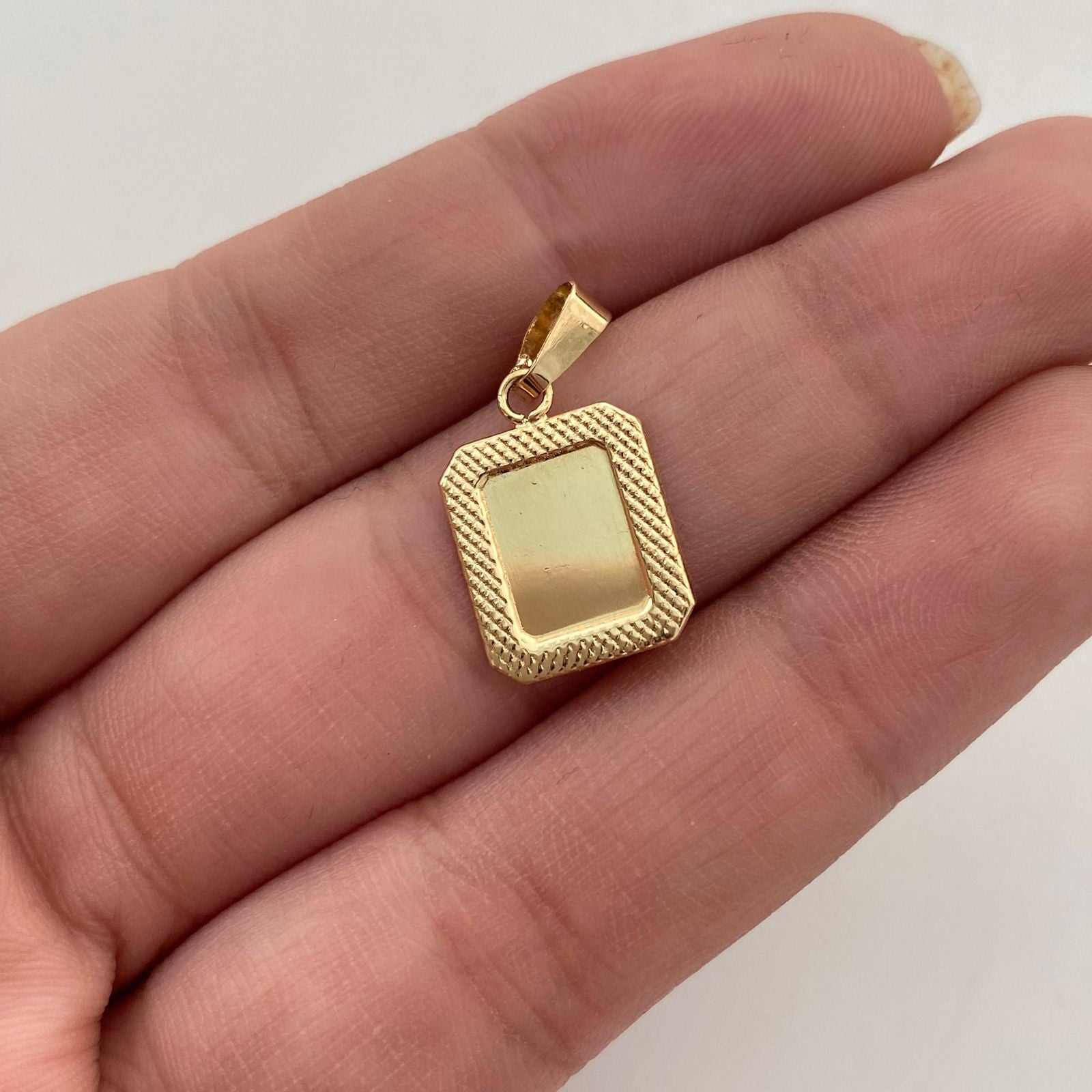 Dije Placa Oro amarillo 18k 0,8 Gr / 13,2 mm / 2,3 Cm