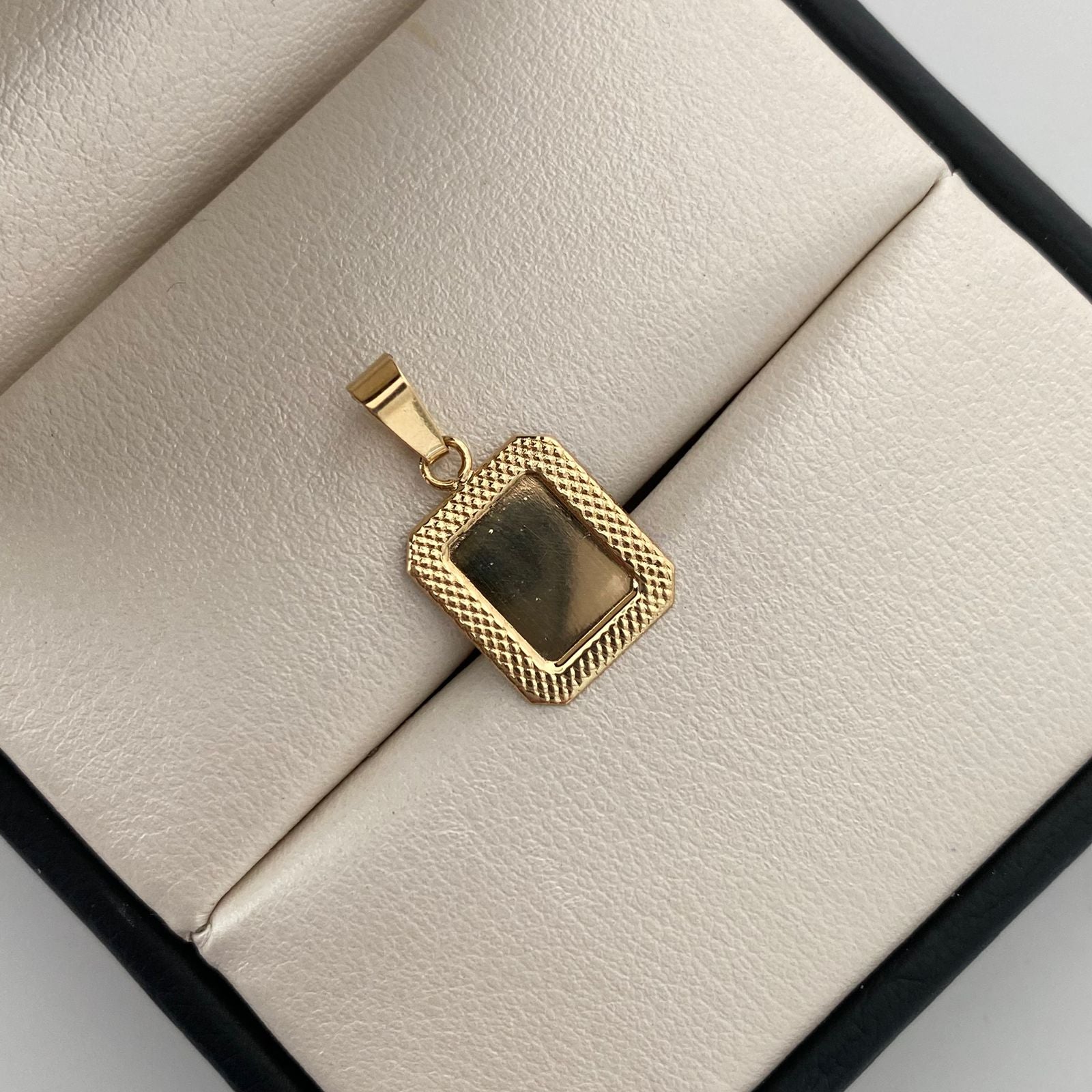 Dije Placa Oro amarillo 18k 0,8 Gr / 13,2 mm / 2,3 Cm