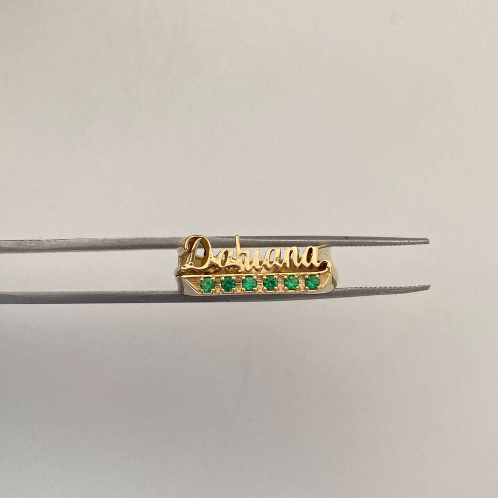 Anillo Nombre personalizado circones verdes (por fabricacion) Oro amarillo 18k / Talla 6 / 6 Gr / 6,4 mm