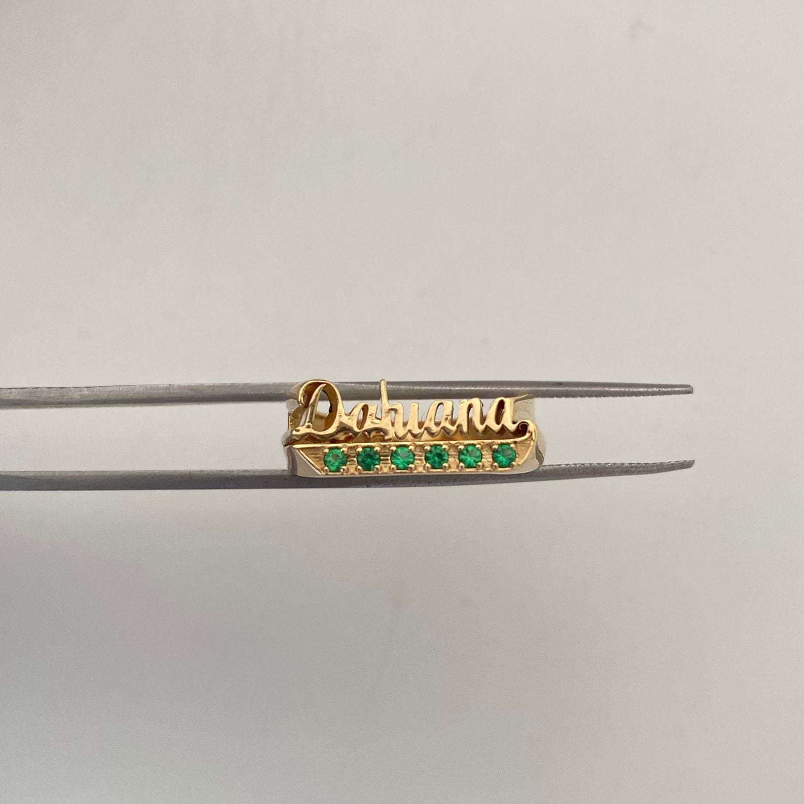 Anillo Nombre personalizado circones verdes (por fabricacion) Oro amarillo 18k / Talla 6 / 6 Gr / 6,4 mm