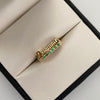 Anillo Nombre personalizado circones verdes (por fabricacion) Oro amarillo 18k / Talla 6 / 6 Gr / 6,4 mm