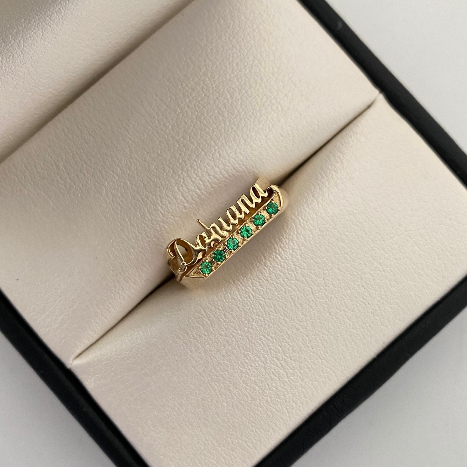 Anillo Nombre personalizado circones verdes (por fabricacion) Oro amarillo 18k / Talla 6 / 6 Gr / 6,4 mm