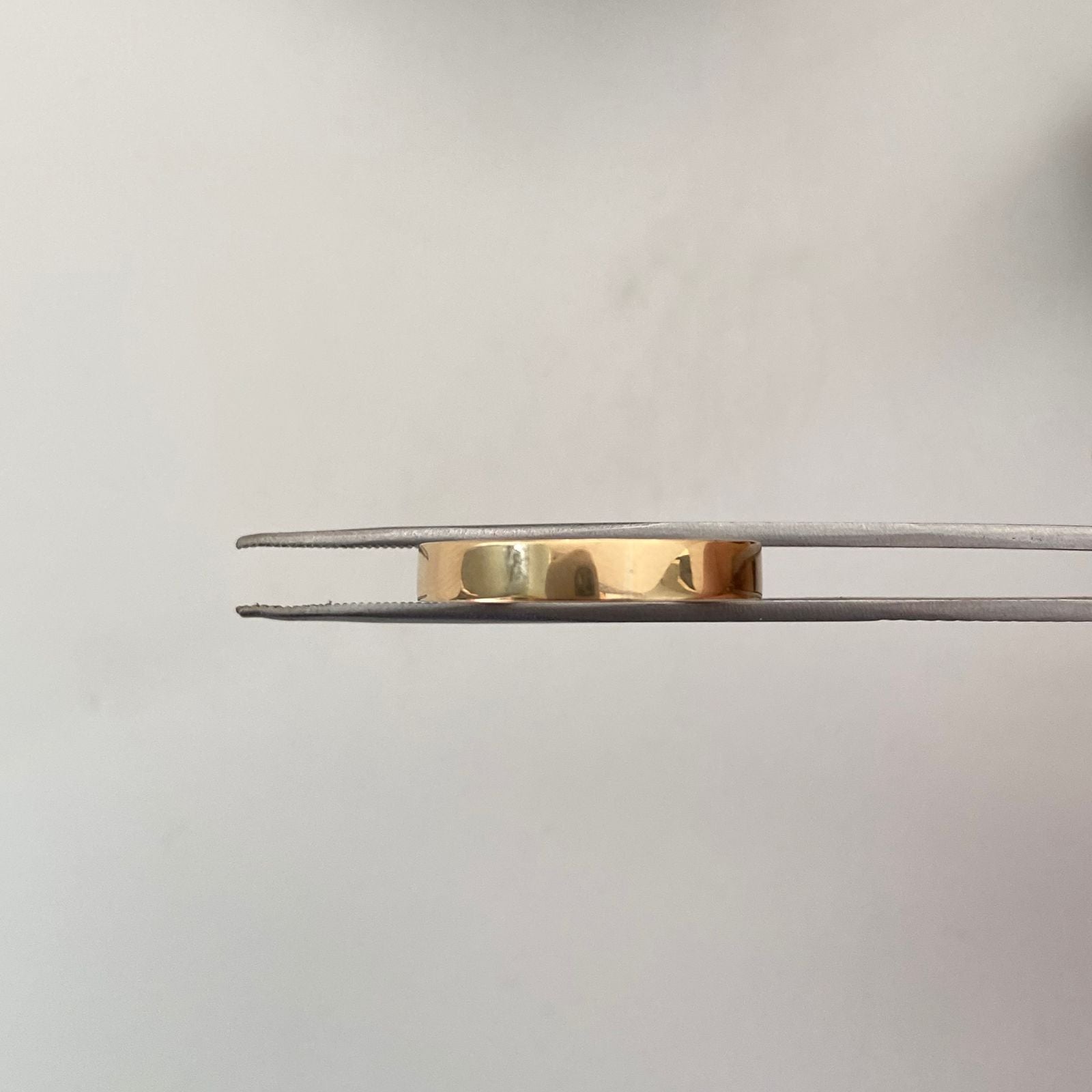 Anillo Argollas con diamantes de 1.5mm (por fabricacion) 9mm  Oro amarillo 18k / Talla 9 /8 / 10,43 Gr / 2,8 mm