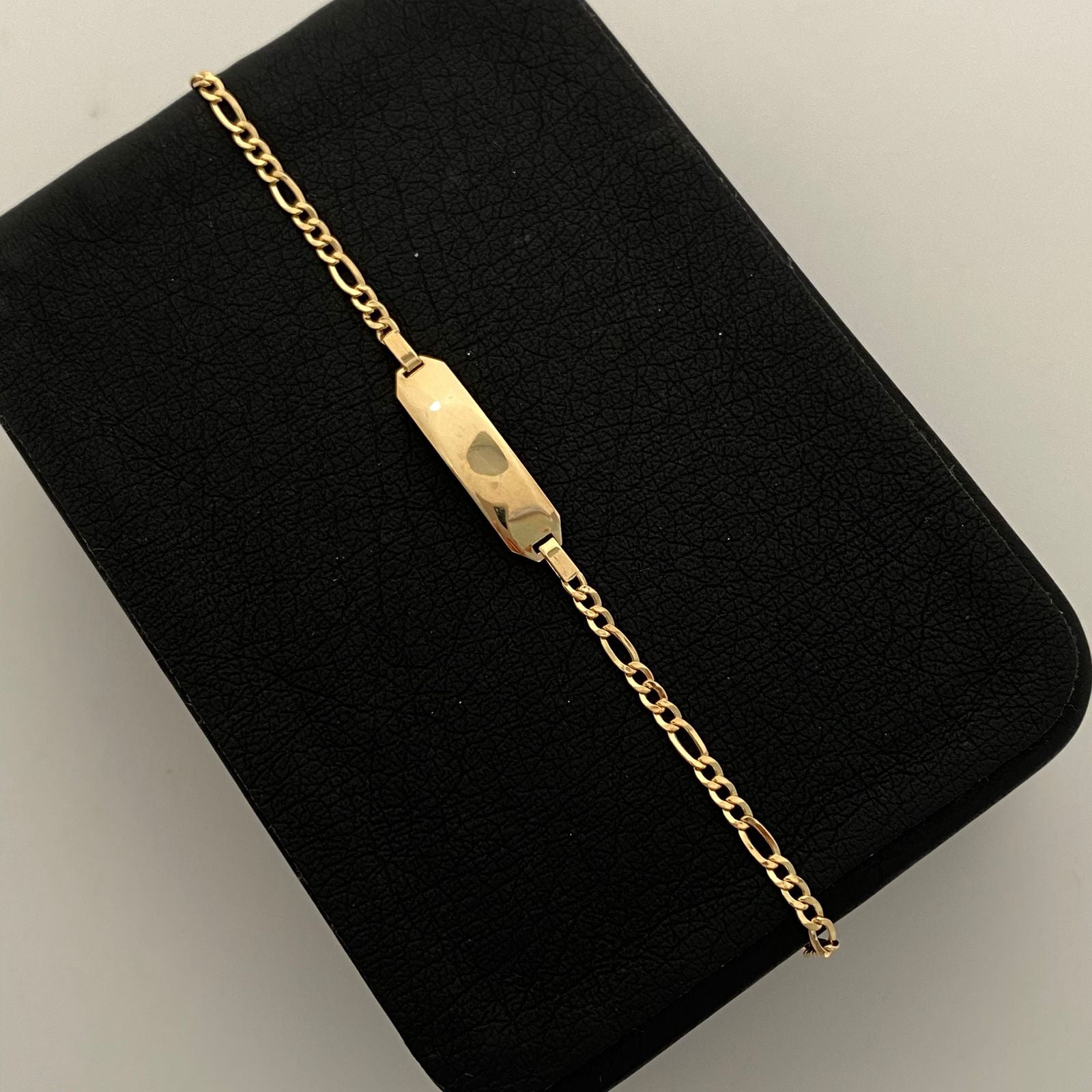 Pulso bebé It Placa Rectangular 3x1 Oro amarillo 18k 2,05 Gr / 2,5 mm / 15,5 Cm