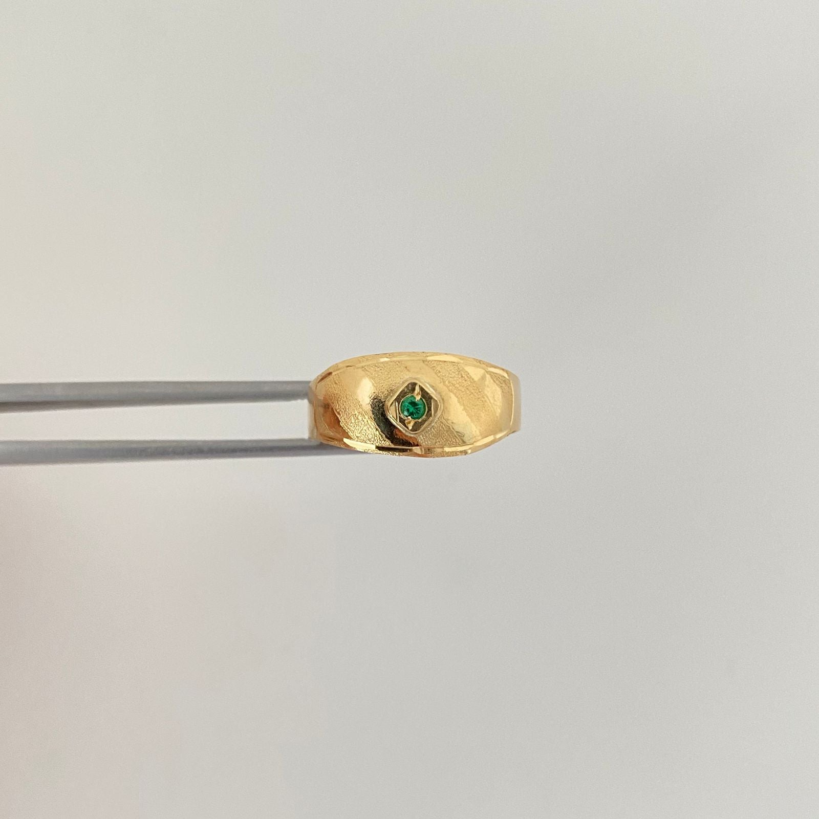 Anillo troquel circon verde fondo mate y liso Oro amarillo 18k / Talla 6 3/4 / 1,45 Gr