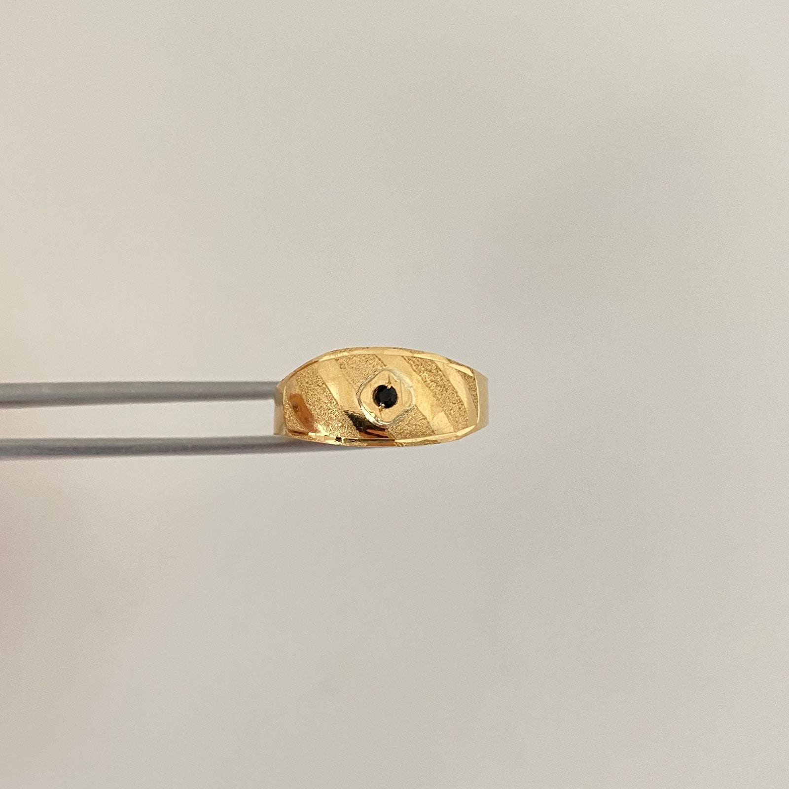 Anillo troquel circon negro fondo mate y liso Oro amarillo 18k / Talla 7 1/2 / 1,45 Gr