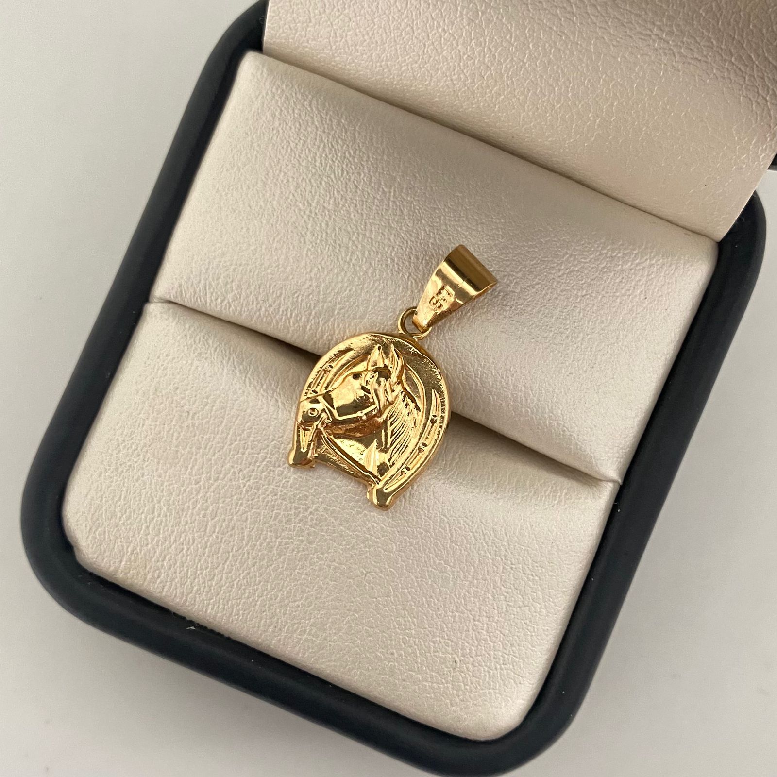 Dije herradura troquelada Oro amarillo 18k 1,0 Gr / 2,2 Cm