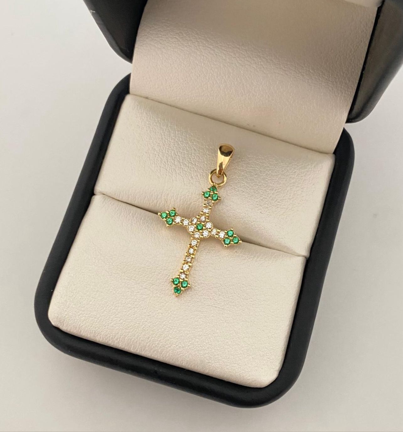 Dije cruz casting puntas verdes Oro amarillo 18k 1,6 Gr / 3,0 Cm