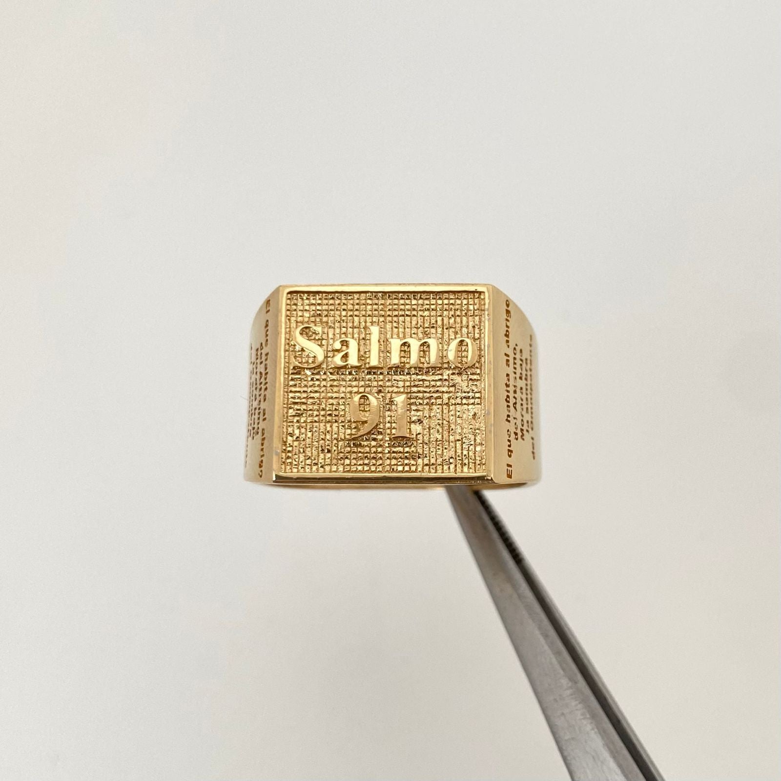 Anillo salmo 91 fondo diamantado (POR FABRICACIÓN) Oro amarillo 18k / Talla 13 1/2 / 8,70 Gr