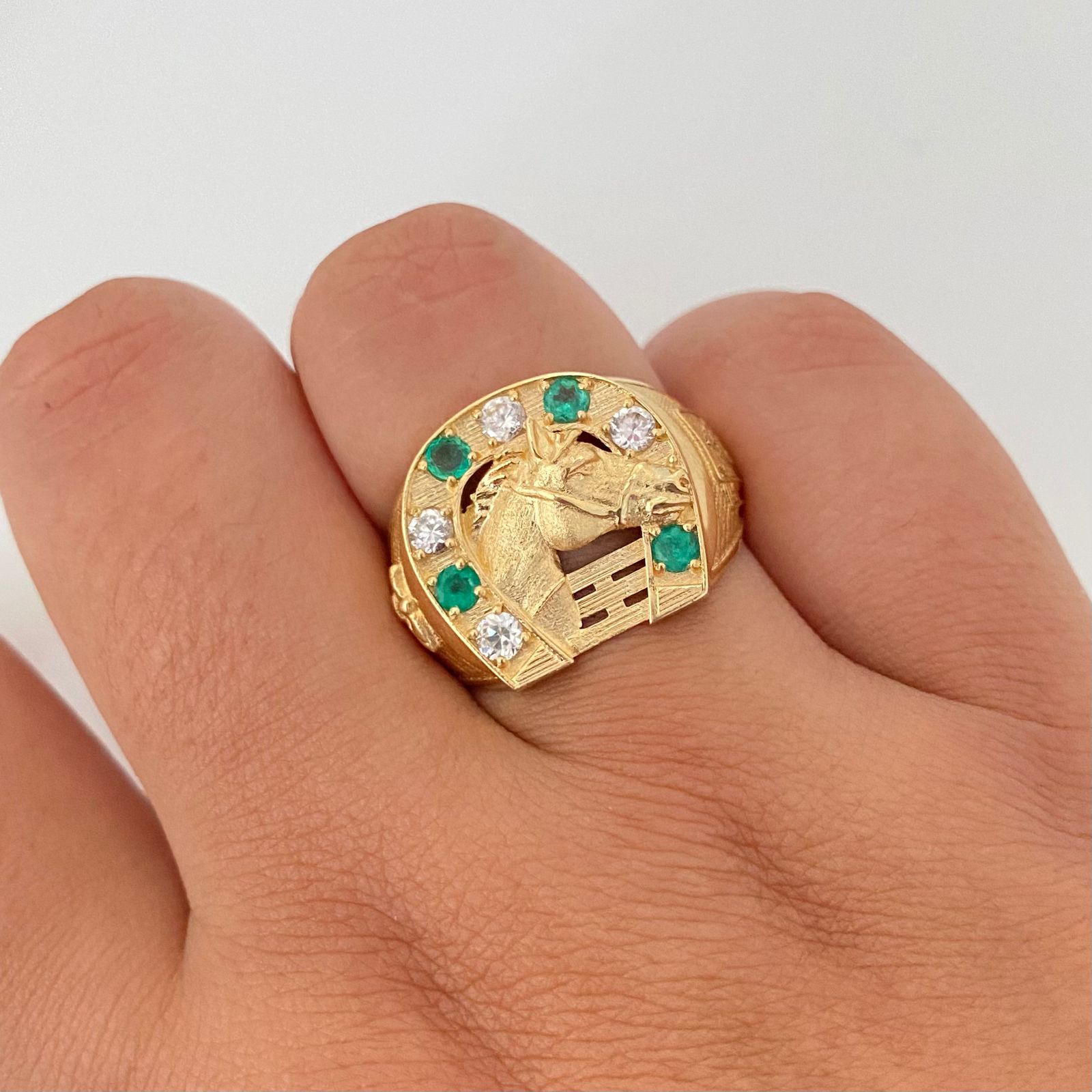 Anillo herradura caballo circones blancos esmeraldas (POR FABRICACIÓN) Oro amarillo 18k / Talla 11 / 8,55 Gr