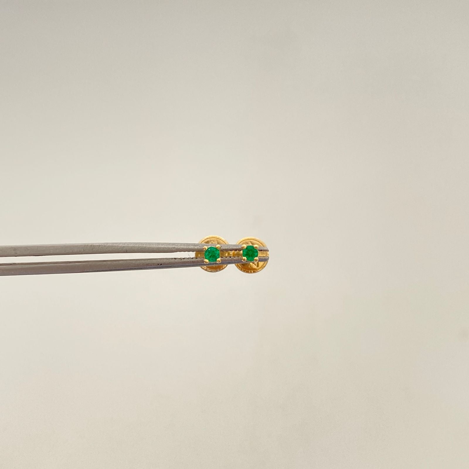 Topos con esmeralda  Oro amarillo 18k 0,55 Gr / 2,2 mm