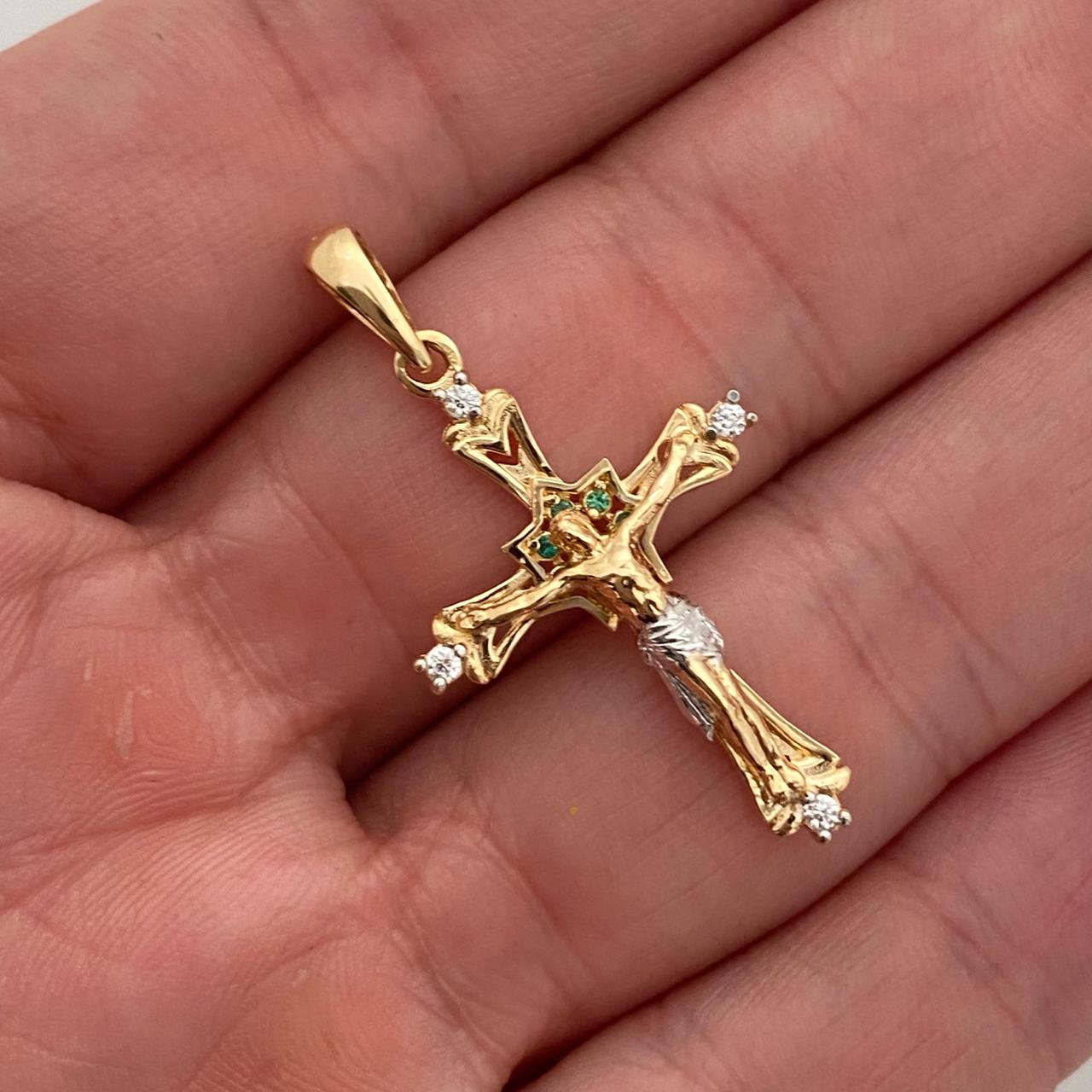 Dije cruz cristo con circones blancos y verdes  Oro amarillo 18k 2,85 Gr / 18,6 mm / 3,3 Cm