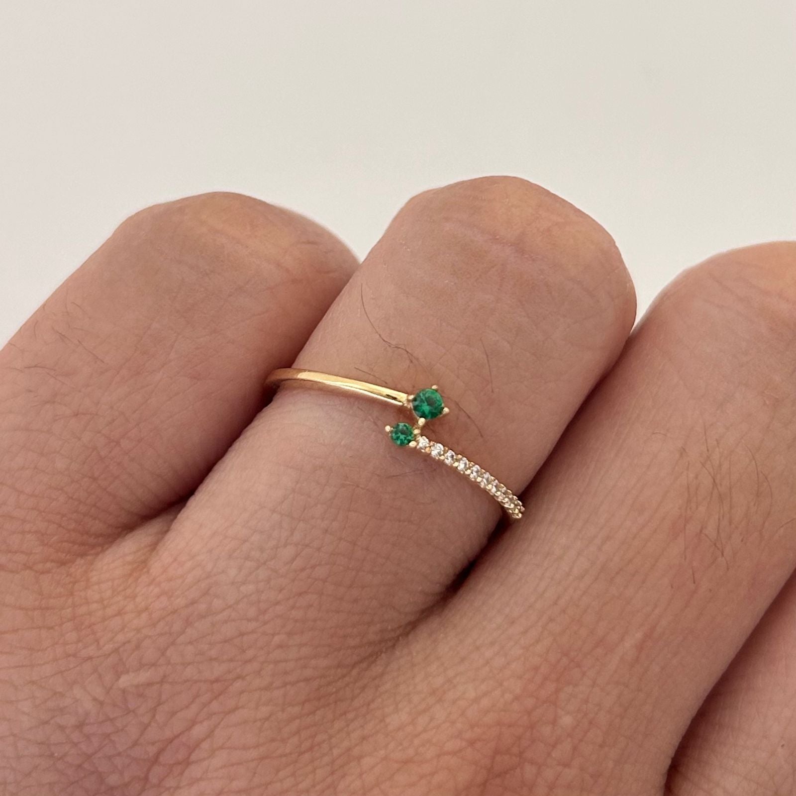 Anillo Solitario Circones dobles Verdes Oro amarillo 18k / Talla 7 1/2 / 1,2 Gr / 1,2 mm