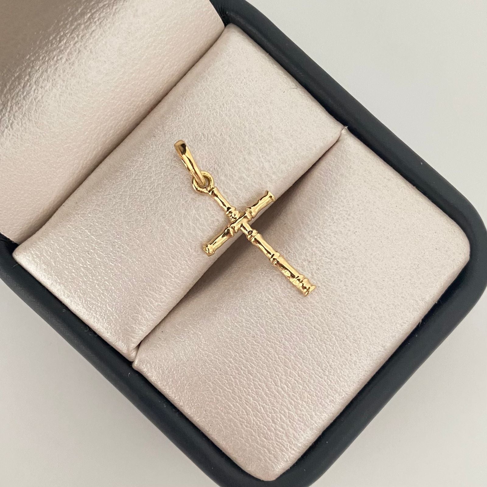 Dije cruz tipo espiga  Oro amarillo 18k 1 Gr / 2,5 Cm