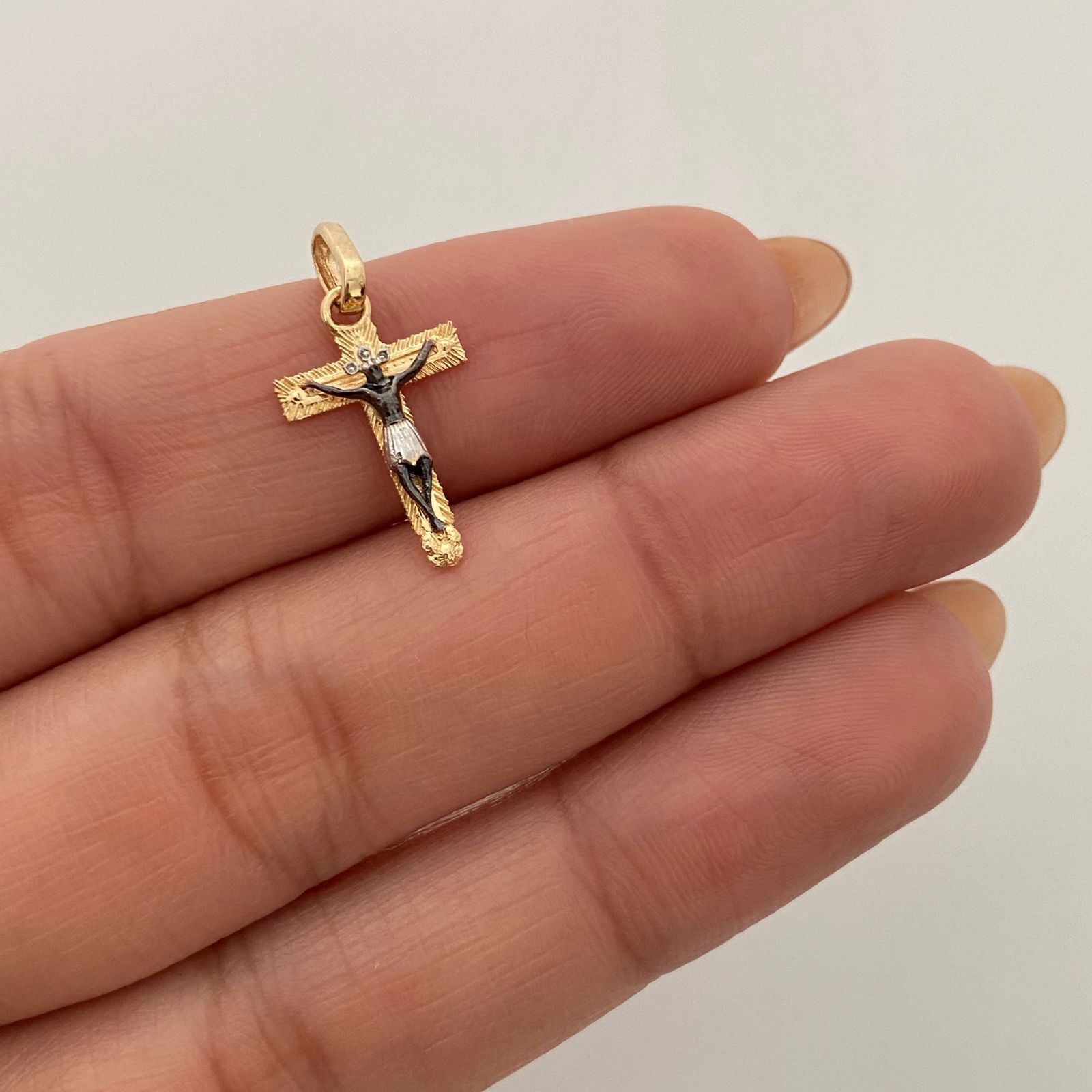 Dije Mini Cruz Cristo Oro amarillo y Oro blanco 18k 0,9 Gr / 10,7 mm / 2,3 Cm