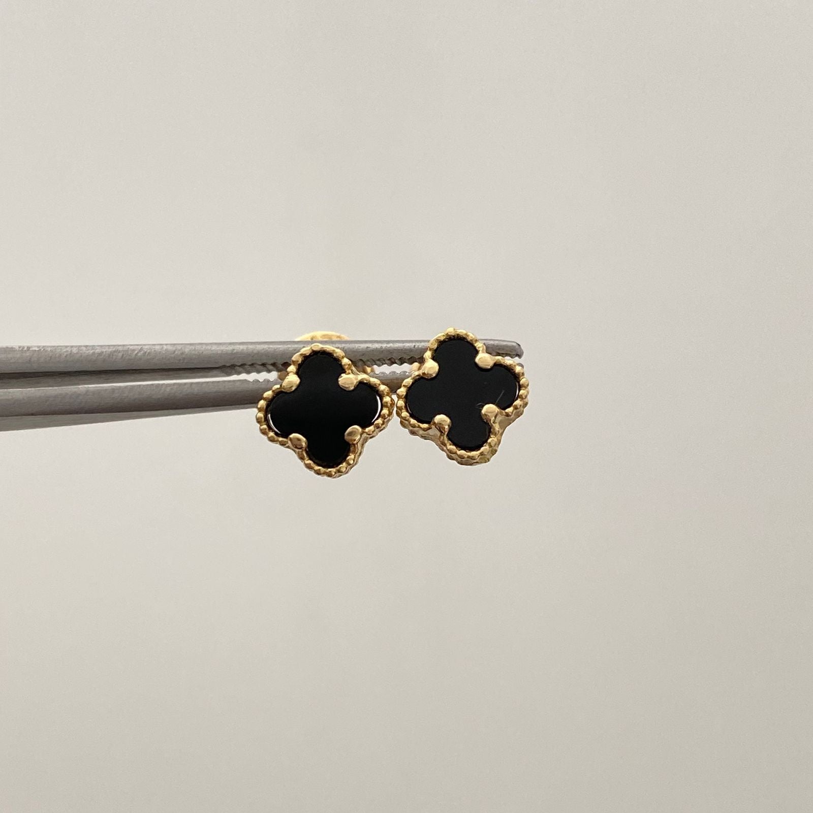 Topos trebol negro  Oro amarillo 18k 1,5 Gr / 6,1 mm