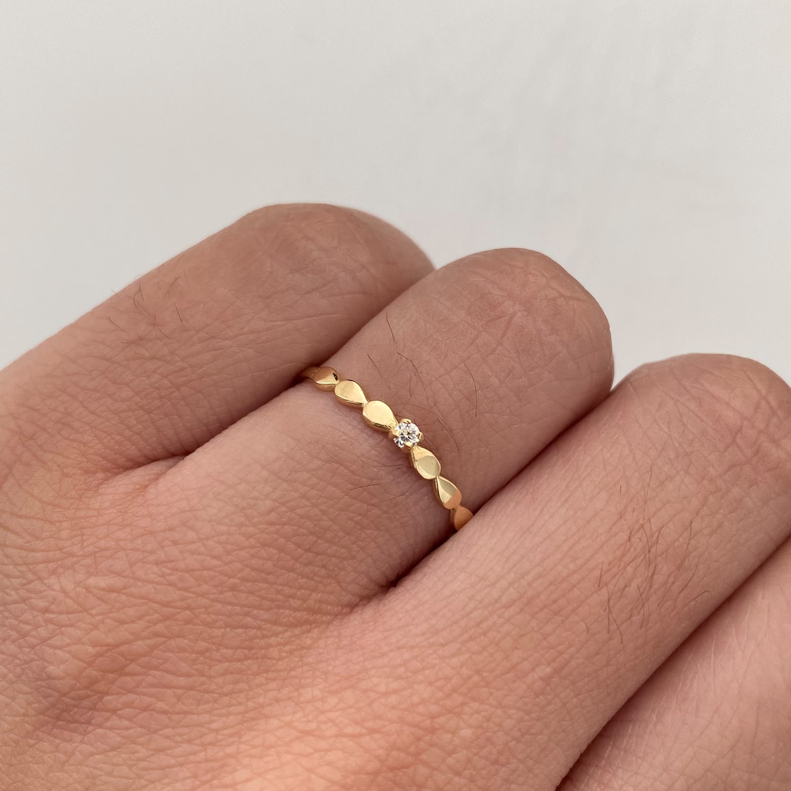 Anillo Solitario Oro amarillo 18k / Talla 8 / 0,9 Gr / 1,2 mm