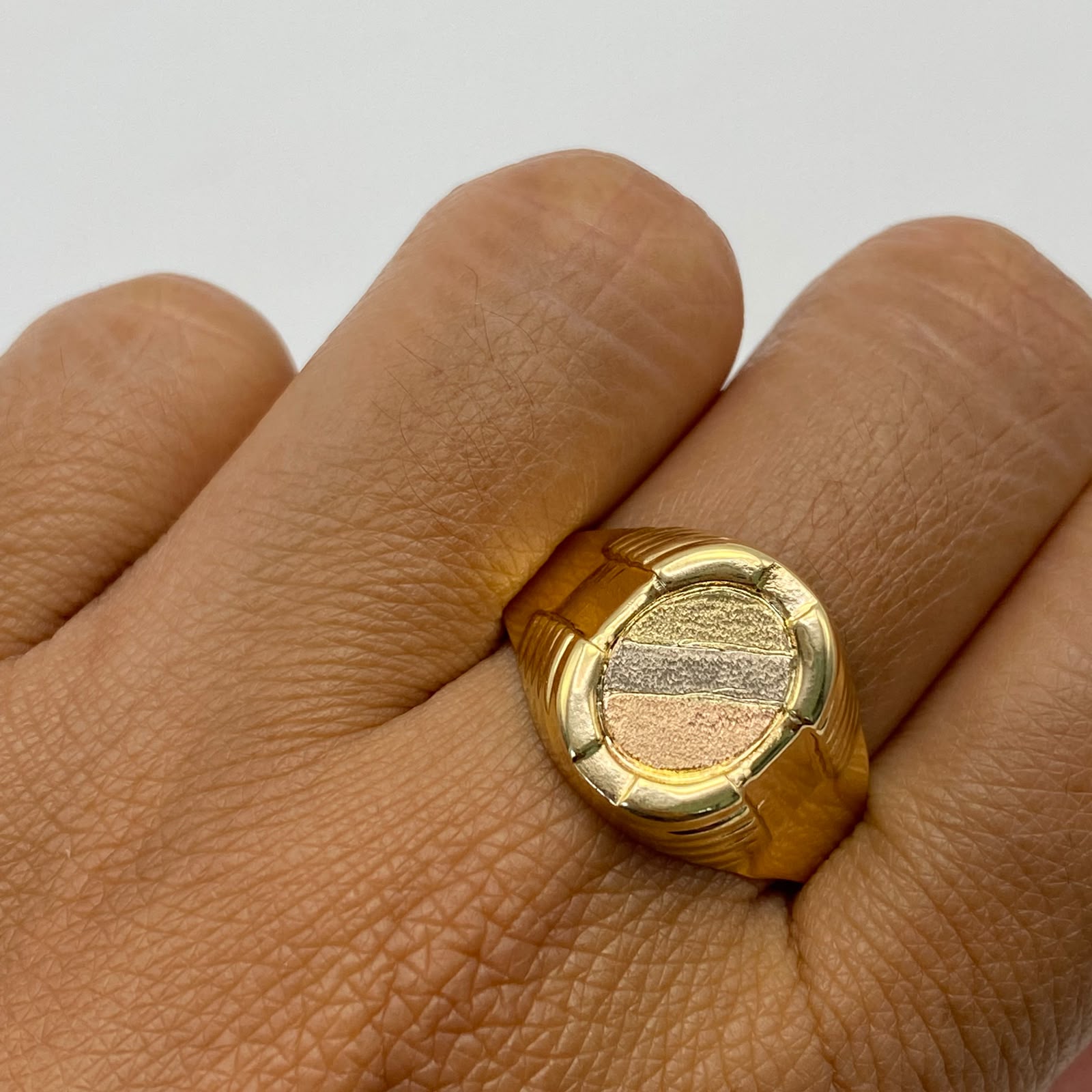 Anillo Circulo matte Tres oros 18k / Talla 12 / 3,9 Gr / 4,4 mm