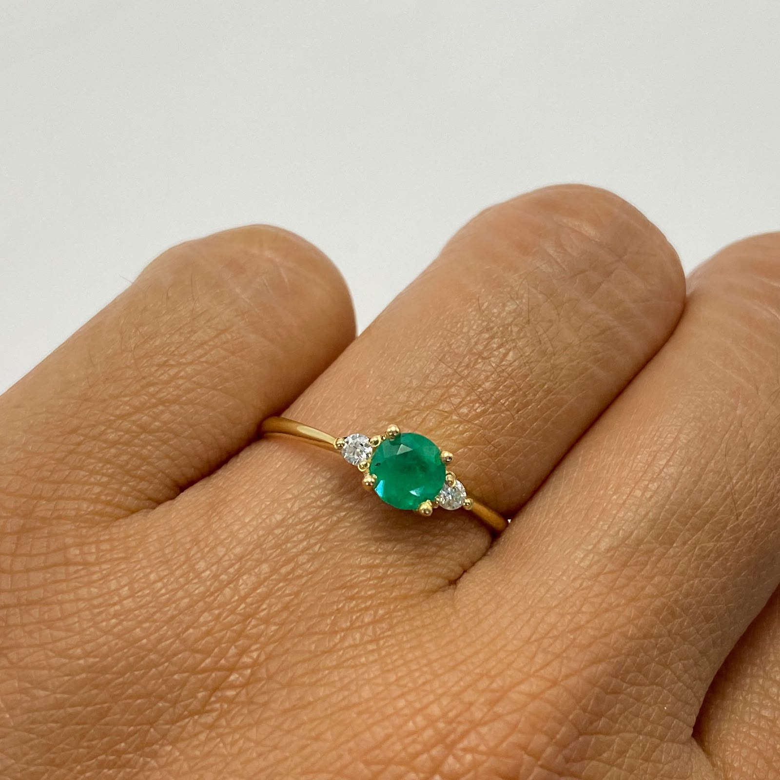 Anillo esmeralda 0.34 qt laterales moisanitas 0.02qt Oro amarillo / Talla 7 / 1,95 Gr