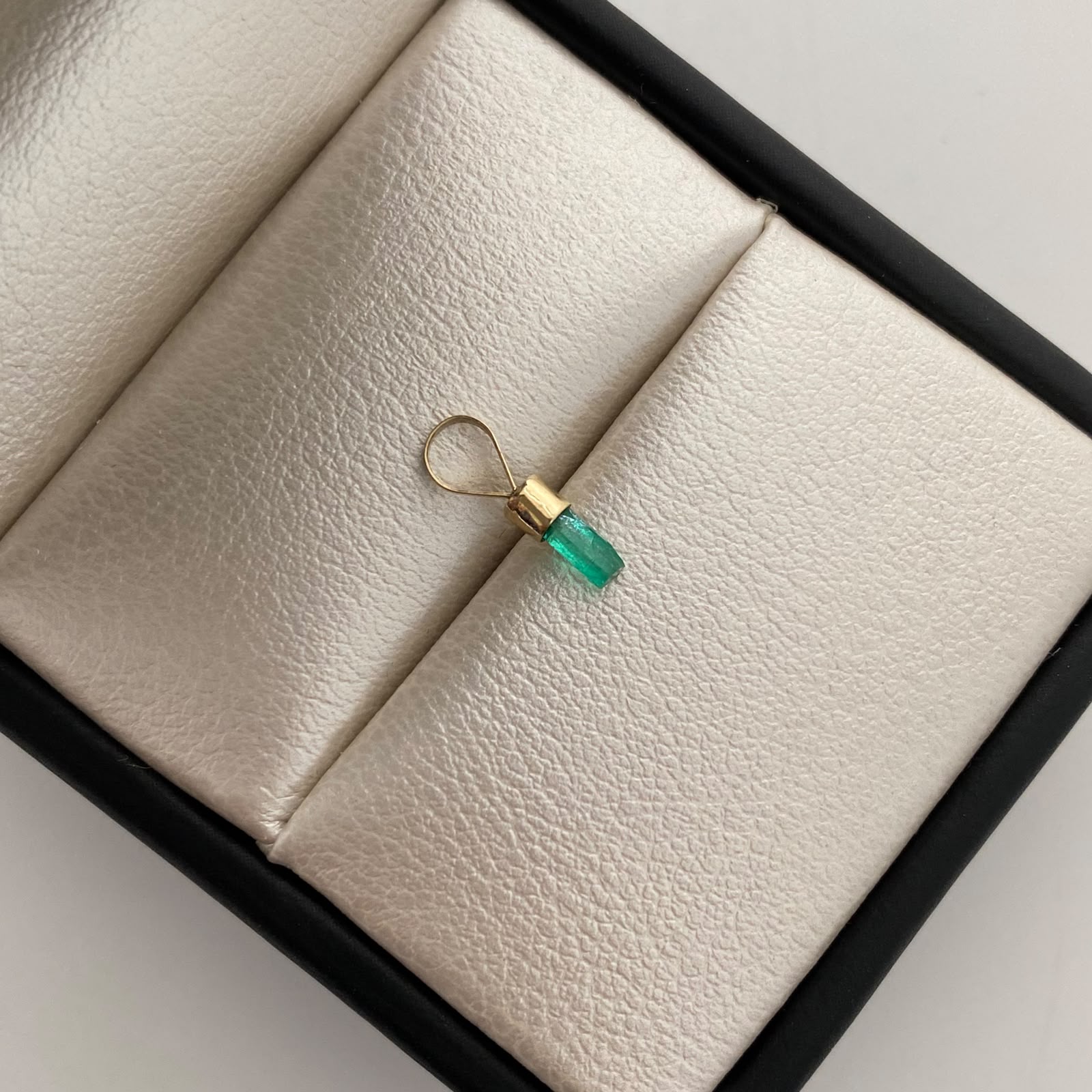 Dije Canutillo de Esmeralda Oro amarillo 18k 0,15 Gr / 2 mm / 1 Cm