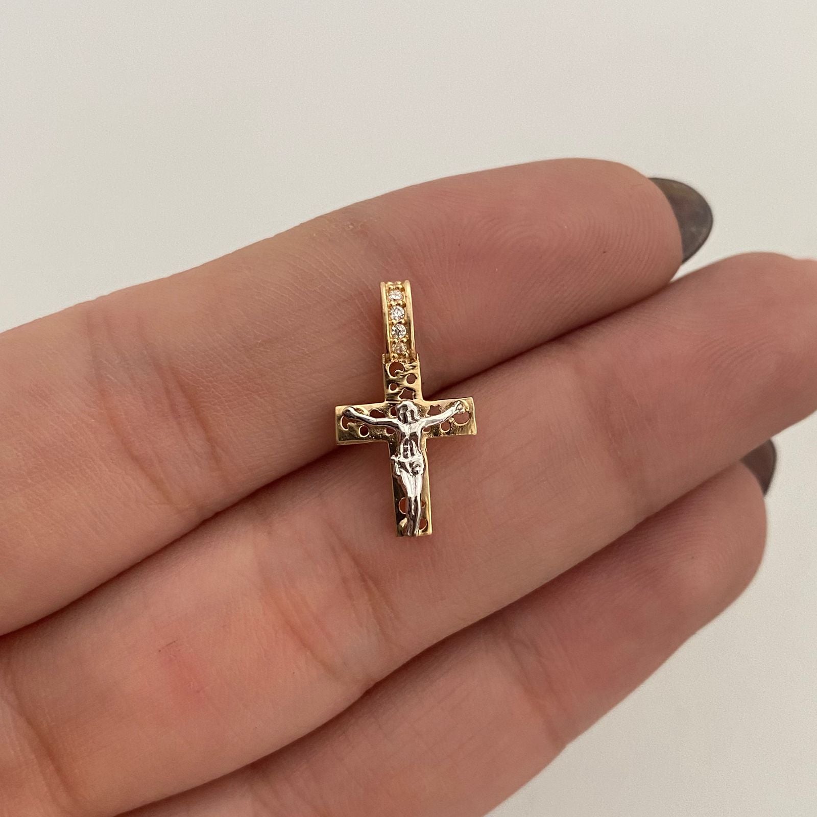 Dije Cruz Cristo casting Oro amarillo y Oro blanco 18k 0,95 Gr / 10 mm / 1,5 Cm