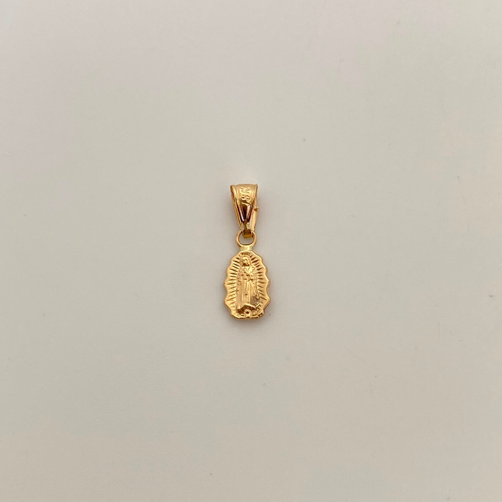Dije Virgen de Guadalupe Silueta Oro amarillo 18k 0,65 Gr / 9 mm / 2 Cm