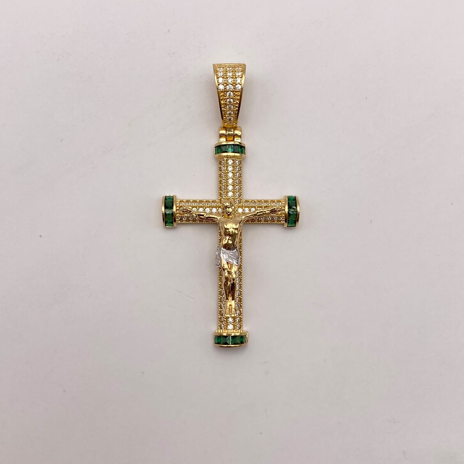 Dije cruz cristo circones blancos y verdes Oro amarillo y Oro blanco 18k 7,5 Gr / 25,55 mm / 5,5 Cm