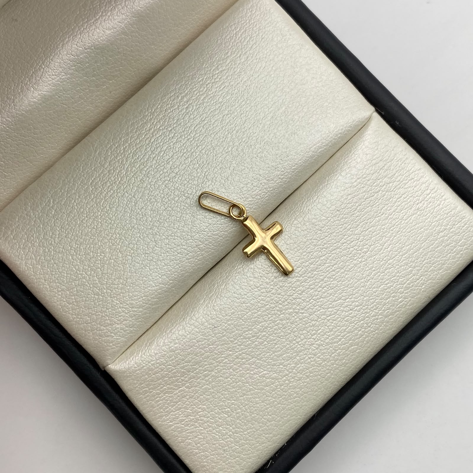Dije mini cruz lisa Oro amarillo 18k 0,4 Gr / 7,9 mm / 2 Cm