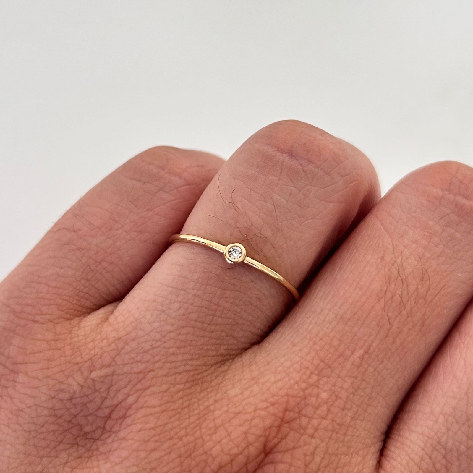 Anillo Solitario Oro amarillo 18k / Talla 6 / 0,7 Gr / 0,9 mm
