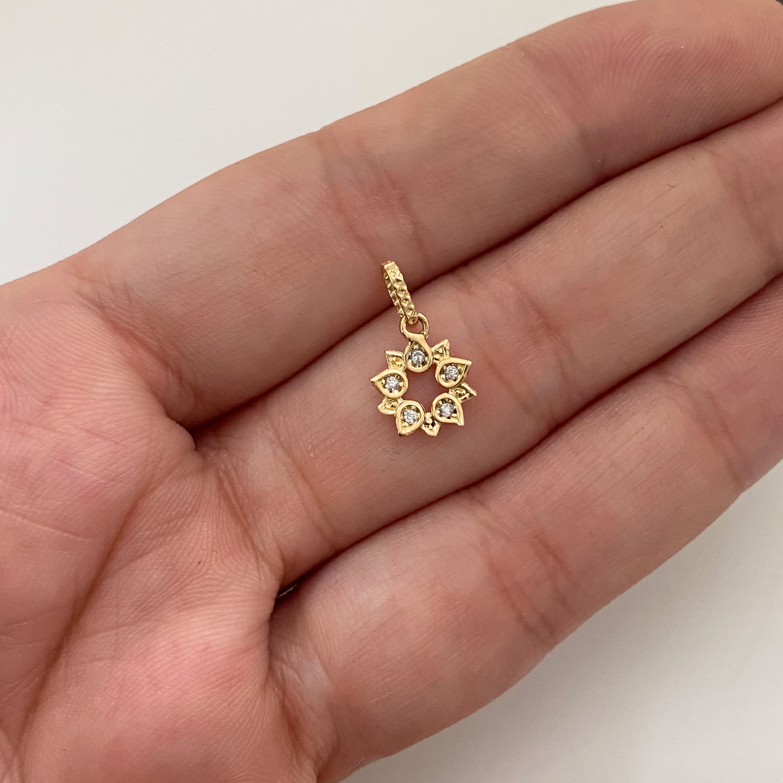 Dije Flor Casting Oro amarillo 18k 0,5 Gr / 8,9 mm / 1,6 Cm