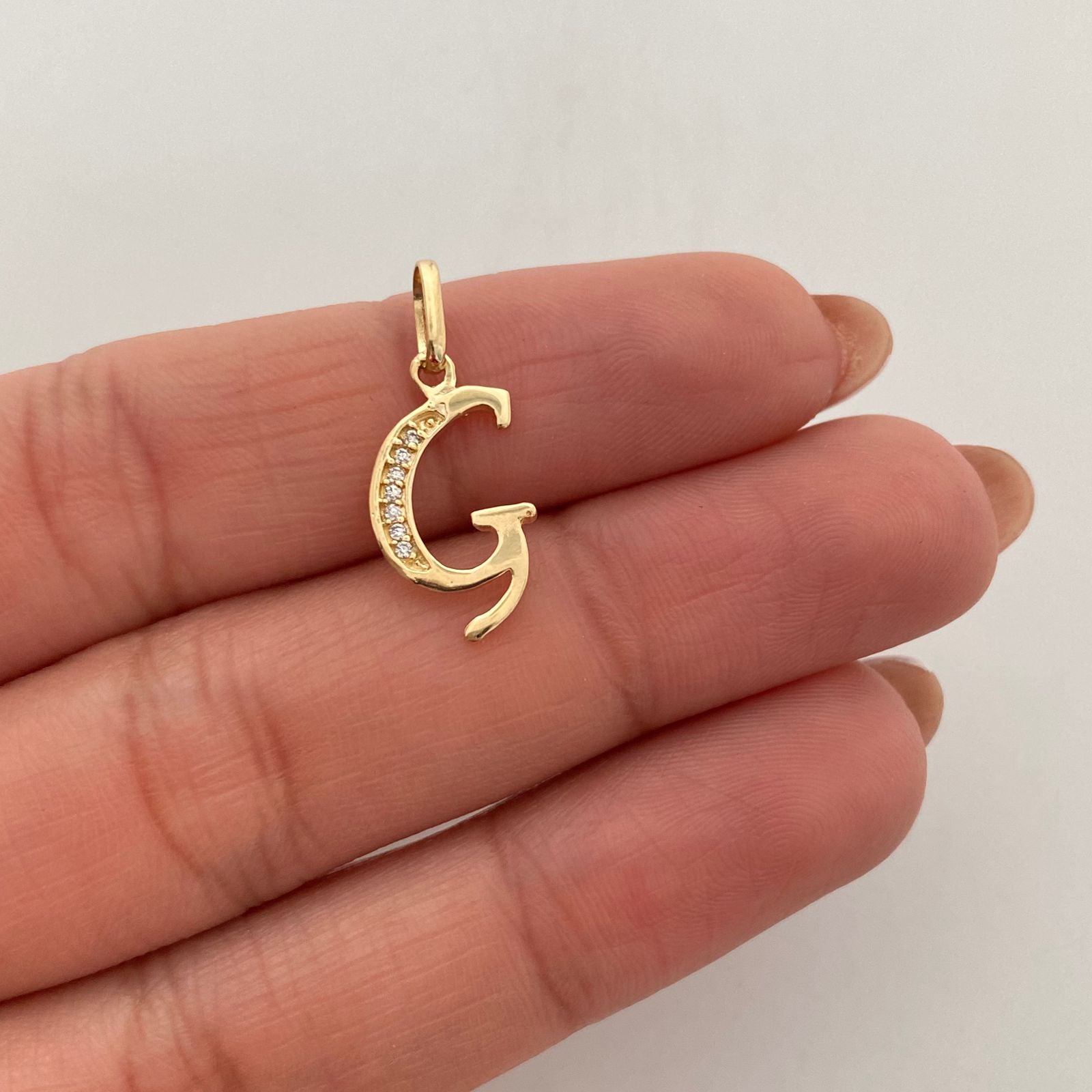 Dije letra G con circones blancos  Oro amarillo 18k 0,85 Gr / 9,38 mm / 2,1 Cm