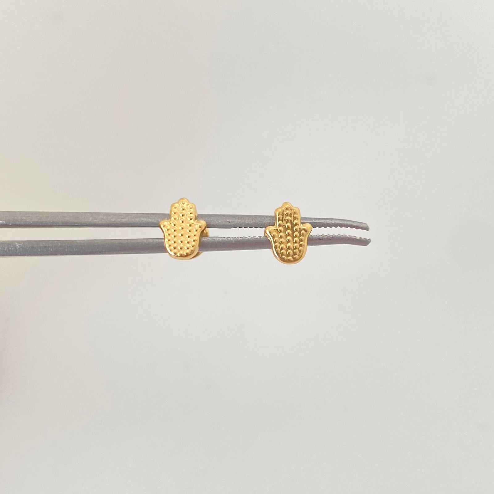 Topos mano hamsa tallada Oro amarillo 18k 0,6 Gr / 5,3 mm