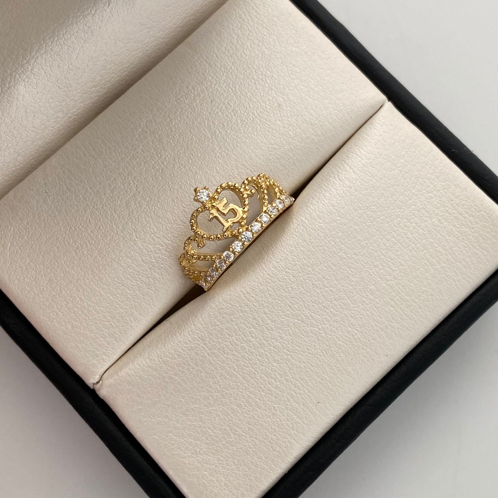 Anillo 15 Corona circones blancos Oro amarillo 18k / Talla 6 / 2,65 Gr