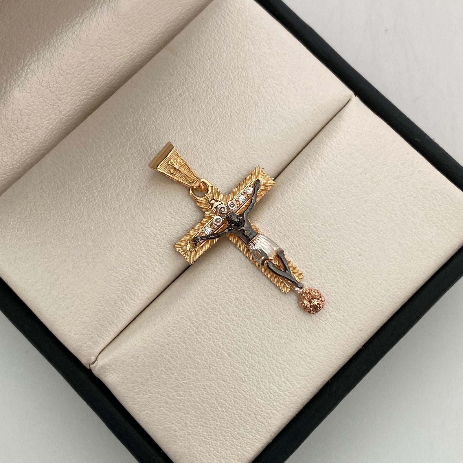 Dije Cruz Cristo Casting Tres oros 18k 3,0 Gr / 19,3 mm / 3,5 Cm