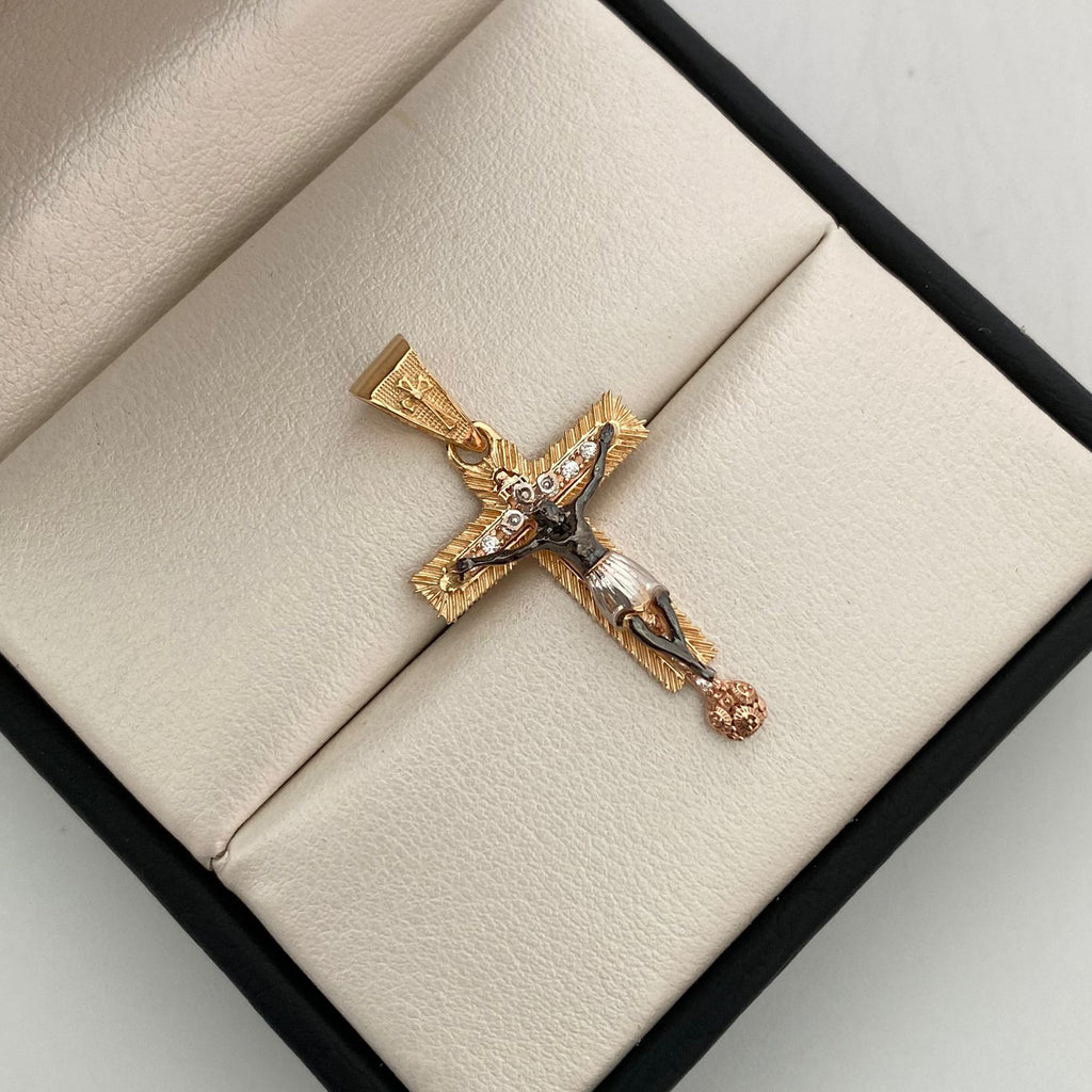 Dije Cruz Cristo Casting Tres oros 18k 3,1 Gr / 19,1 mm / 3,5 Cm