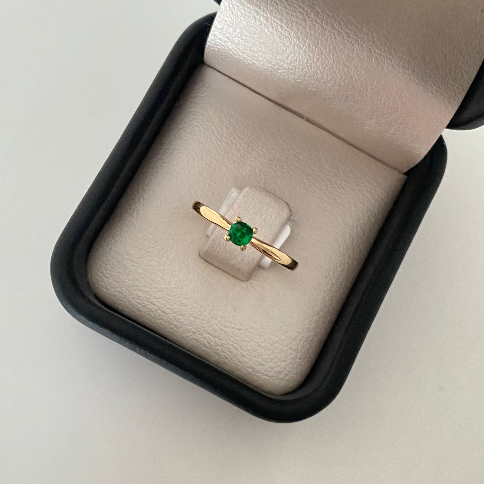 Anillo solitario circon verde Oro amarillo 18k / Talla 8 / 1,10 Gr