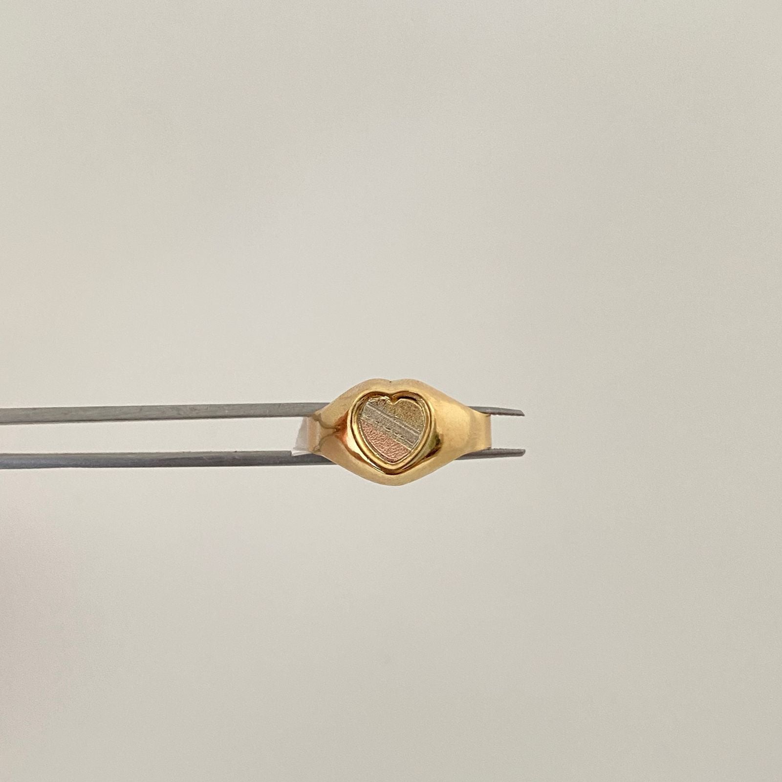 Anillo troquel corazon Tres oros 18k / Talla 7 1/4 / 1,9 Gr
