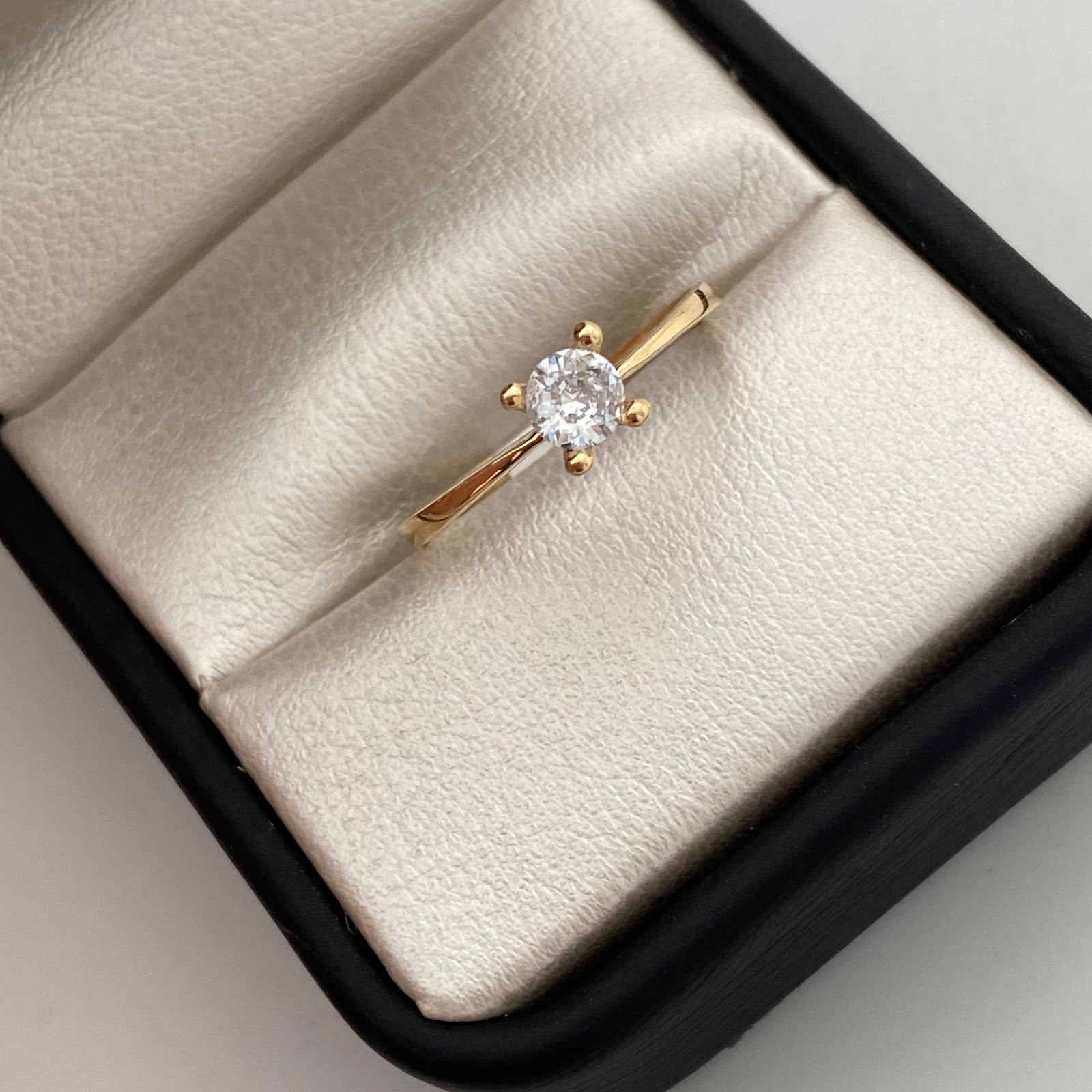 Anillo Solitario Oro amarillo 18k / Talla 8 1/2 / 1,65 Gr / 1,8 mm