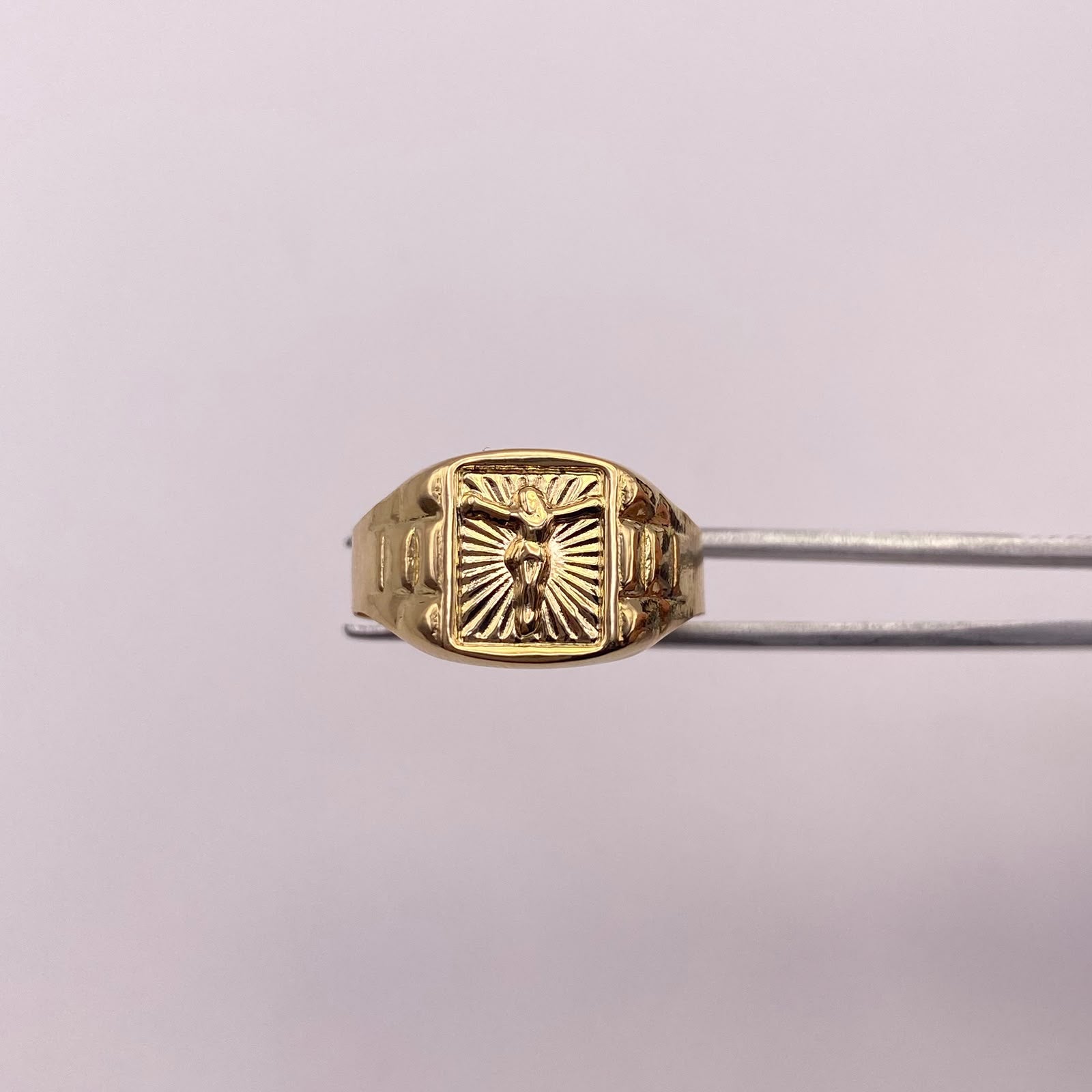 Anillo troquel cristo diamantado Oro amarillo 18k / Talla 11 3/4 / 2,84 Gr / 4,55 mm