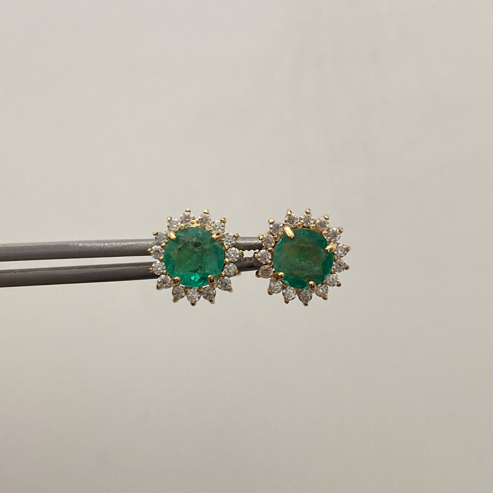 Topos Redondo 1.24 Puntos de Esmeralda y 0.3 Puntos de Moisanitas Oro amarillo 18k 4,05 Gr / 10,3 mm