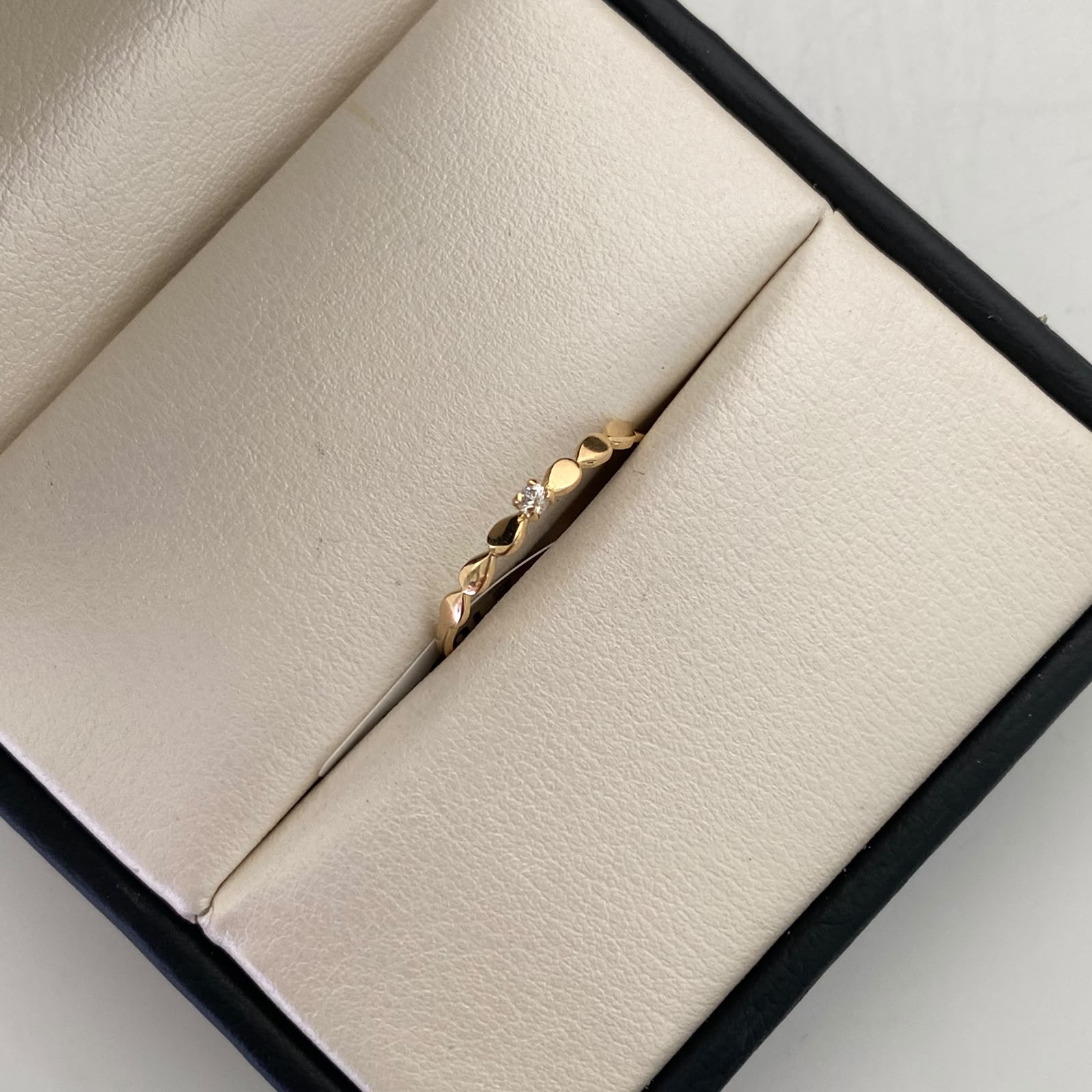 Anillo Solitario Oro amarillo 18k / Talla 8 / 0,9 Gr / 1,2 mm