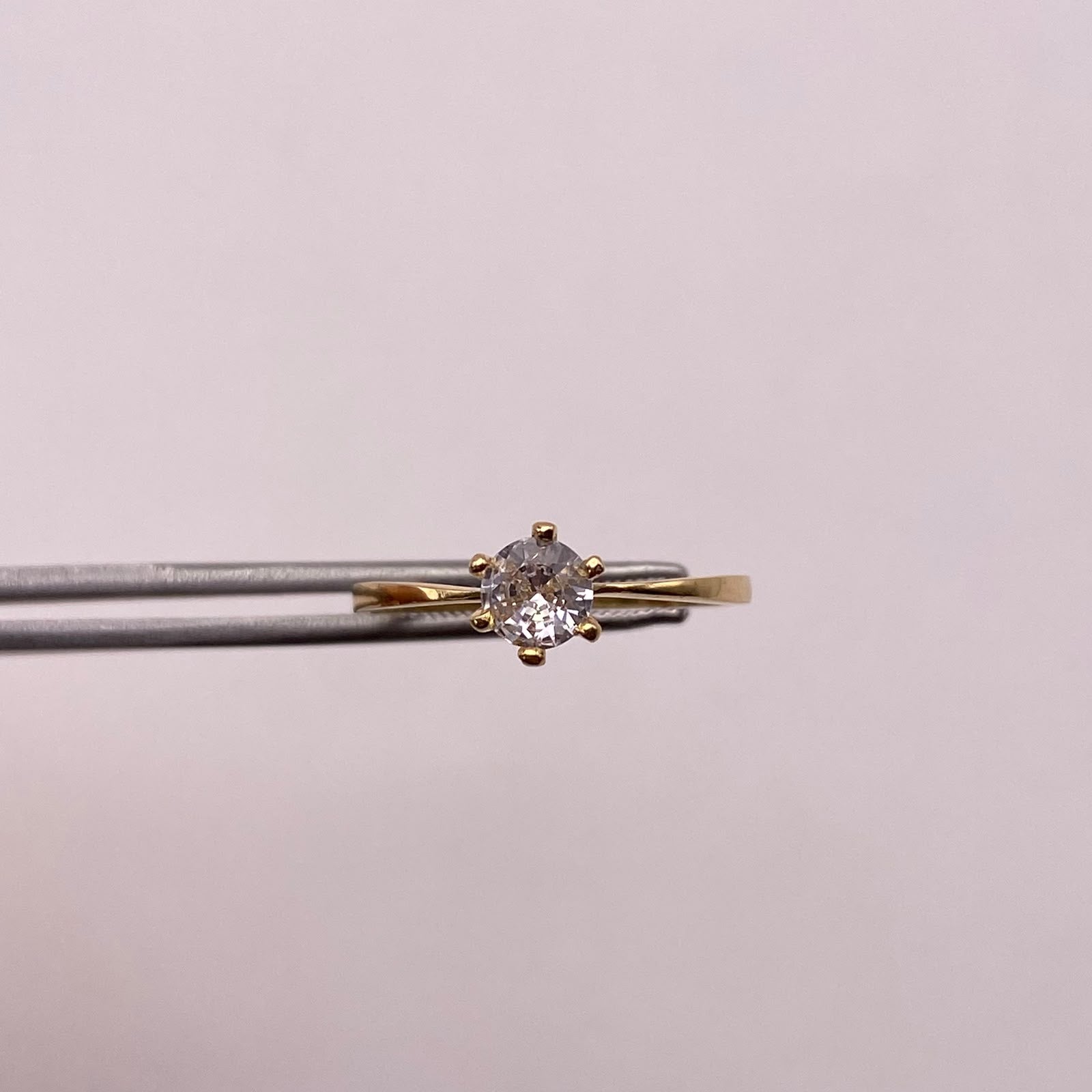 Anillo Solitario circon blanco Oro amarillo 18k / Talla 8 / 1,45 Gr / 1,5 mm