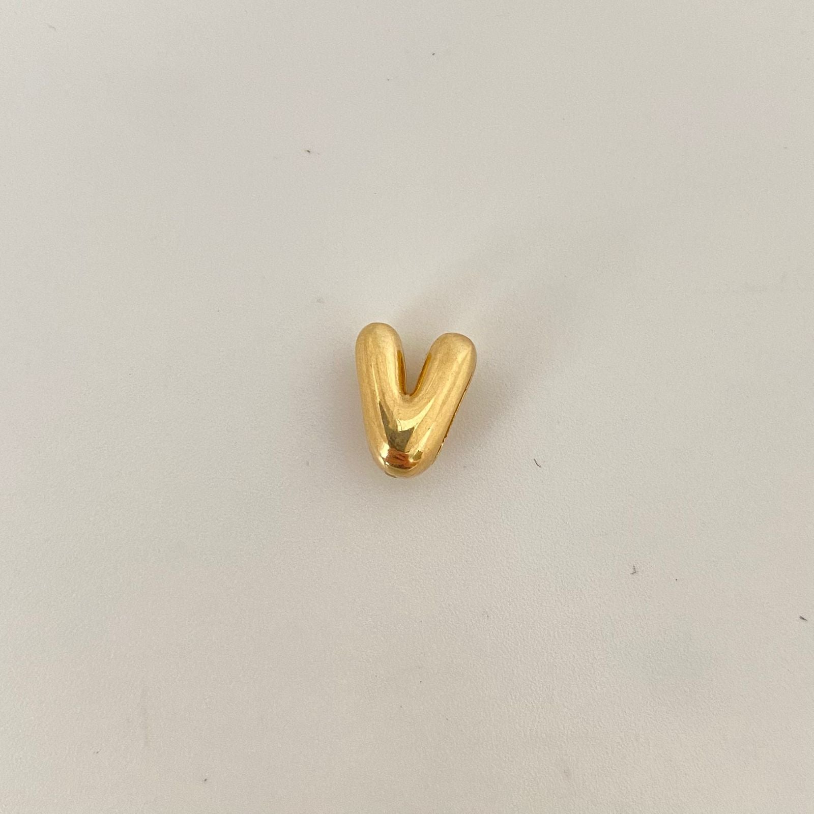 Dije It letra V (Joya) Oro amarillo 18k 0,75 Gr / 1,0 Cm