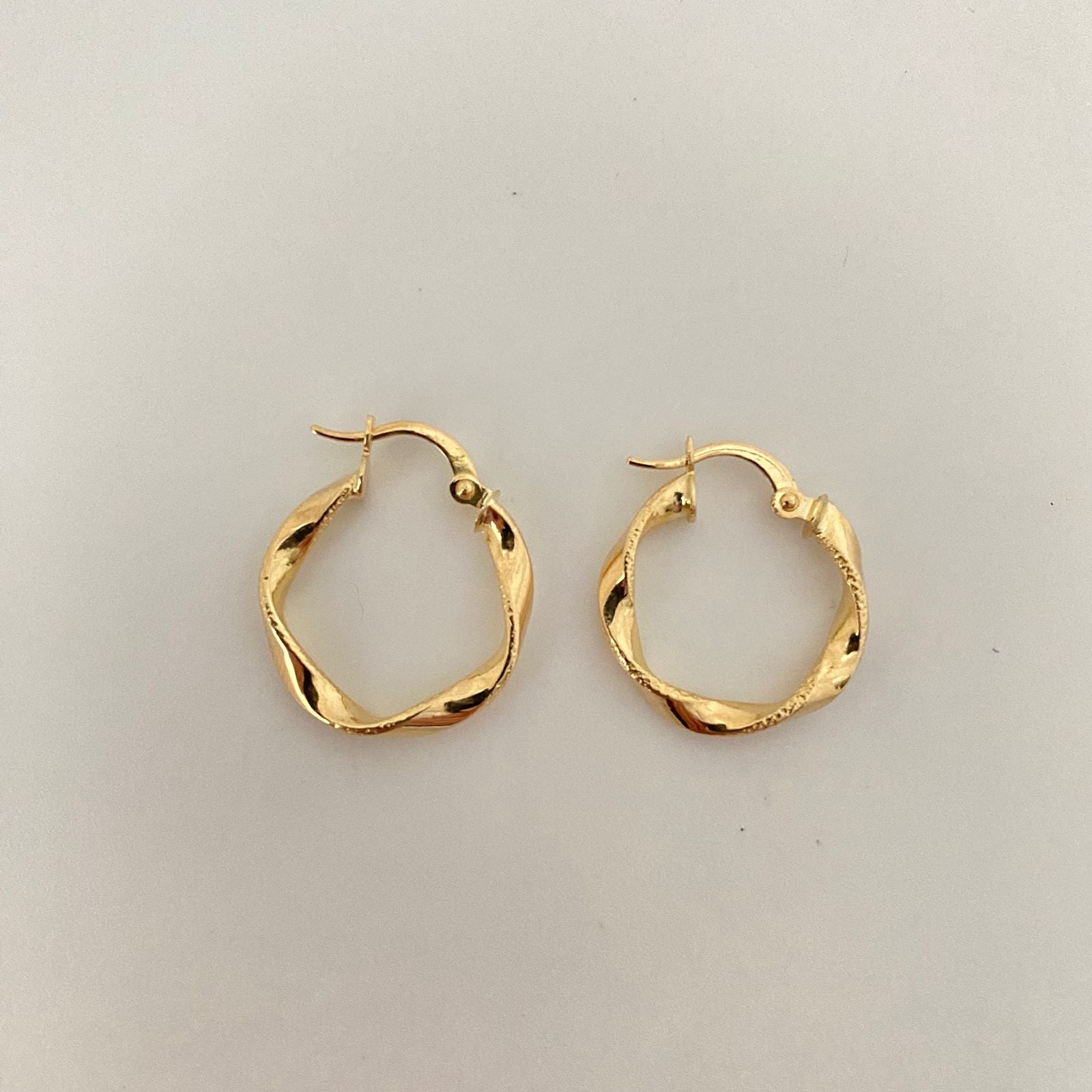 Candonga entorchada lisa borde tallado Oro amarillo 18k 1,55 Gr / 2,0 Cm