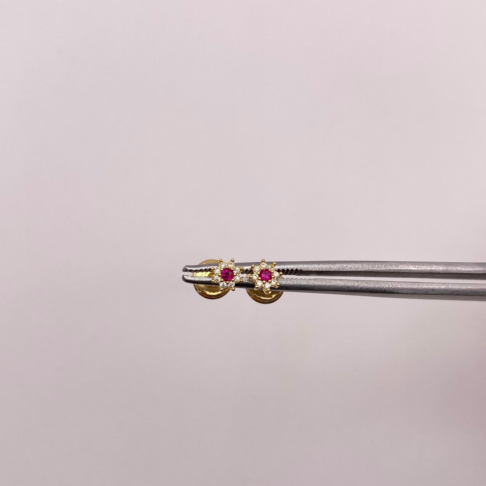 Topos Flor circones blancos y fucsia Oro amarillo 18k 0,5 Gr / 4,2 mm